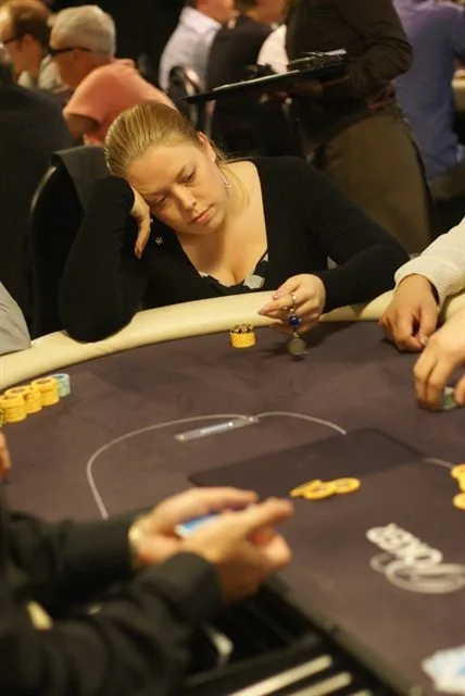 Lisanne Knigge | 2012/10 - Breda Series of Poker - 300 eu NLHE FO