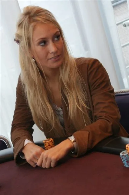 Suzanne van Aalst | 2012/11 - Nijmegen Pokervierdaagse - 300 eu NLHE FO
