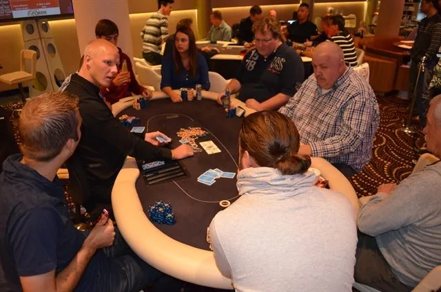 Laatste 2 tafels | 2013/09 - Scheveningen Series of Poker - 400 eu NLHE Bounty