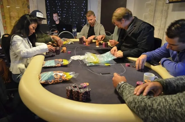 De spelers bouwen hun stacks | 2014/10 - Breda Poker Series - 300 eu NLHE Bounty