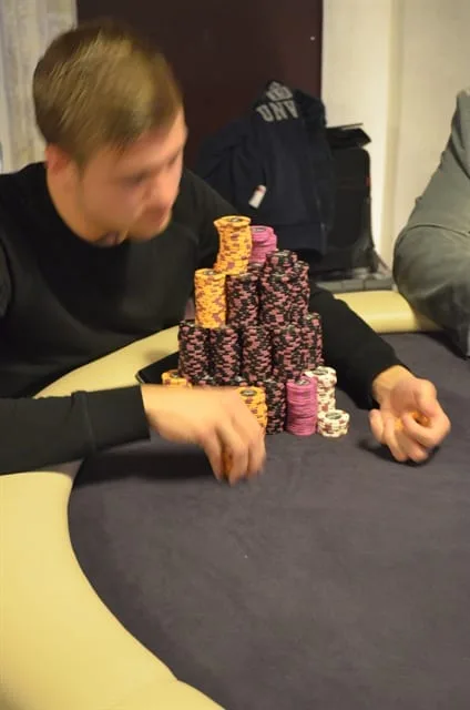 Bastian en zijn stapeltje | 2014/10 - Breda Poker Series - 300 eu NLHE Bounty