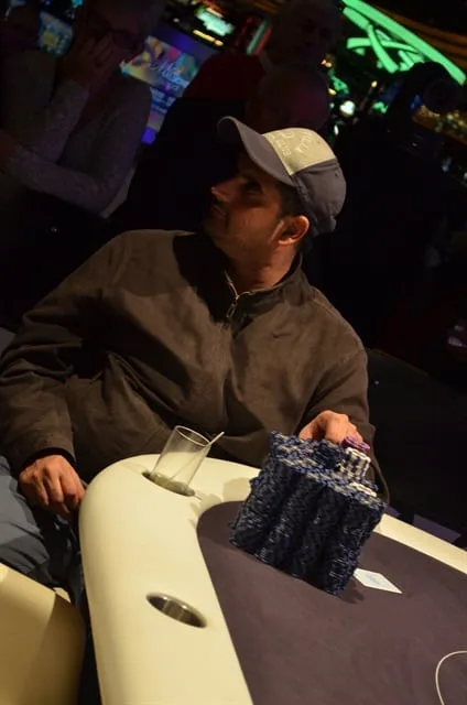 Chaz Chattha kijkt naar Yvel's rail | 2014/12 - Dutch Open - 1.500 eu Dutch Open Main Event