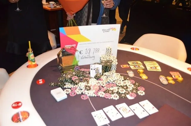 Valkenburg cheque, chips, flop, kaarten | 2014/12 - Valkenburg Poker Series - 300EU NLHE Deepstack - 