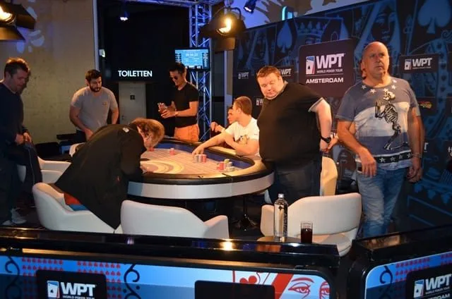 De spelers gaan zitten | 2015/05 - World Poker Tour Amsterdam - €6.000 WPT High Roller