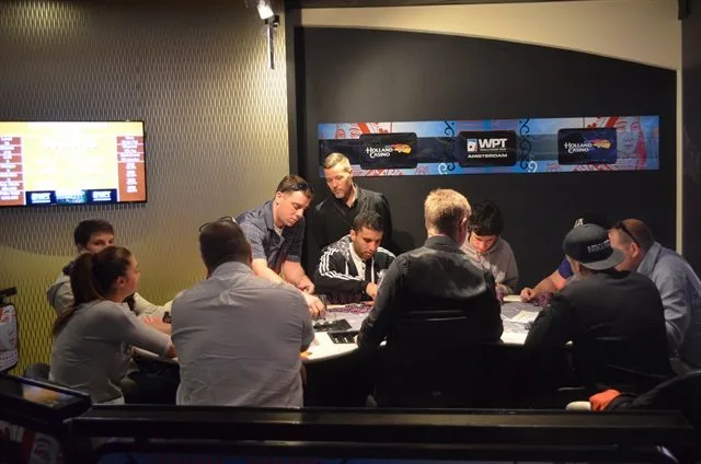 De spelers zitten | 2015/05 - World Poker Tour Amsterdam - €1.500 WPT Bigstack