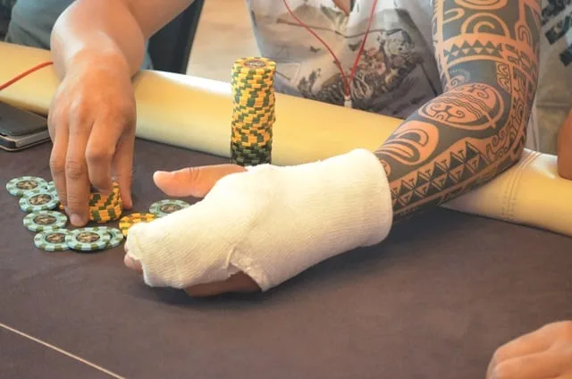 Philippe's hand in het gips | 2015/06 - Valkenburg Poker Series - 500 eu NLHE Main Event 