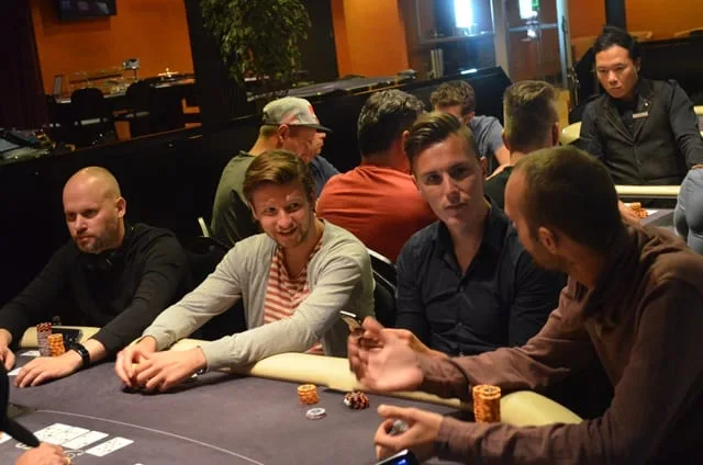 Praatjes aan tafel 9 | 2015/07 - Venlo Poker Series - 1000 eu Deep Stack Main Event