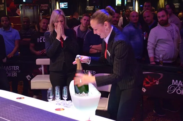 De champagne gaat los! | 2015/11 - Master Classics of Poker - Event 4: €10.000 High Roller (Re-entry)