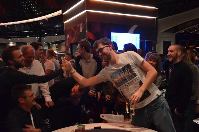 Van Wesemael krijgt de felicitaties | 2015/11 - Master Classics of Poker - Event 10: €600 PLO (Single Re-entry)