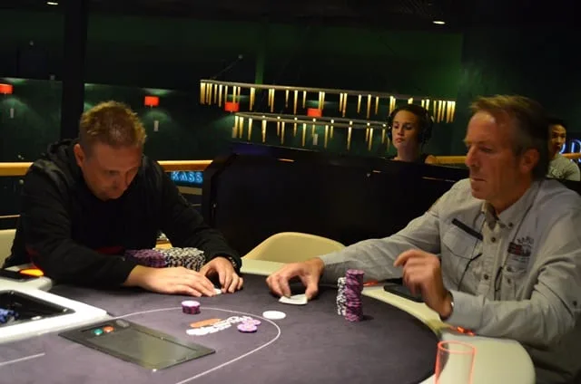 Patrick de Waegenaere en Bjorn Griese in actie | 2016/08 - Venlo Poker Series - €1.000 Main Event Re-entry