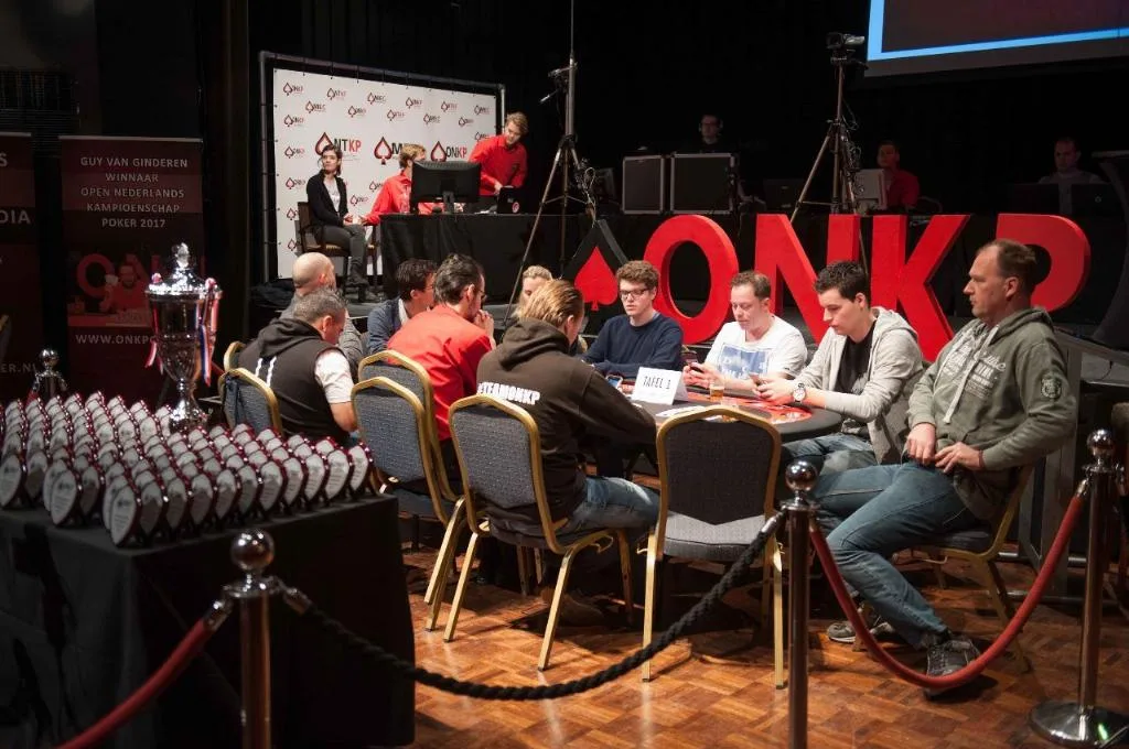 De featured tafel en de prijzentafel | 2018/01 - ONK Poker Kick-off - ONK Poker Kick-off Seizoen 2018