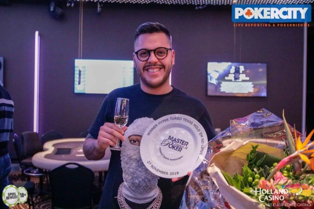 © 2026 Pokercity | Winnaar €1.100 Hyper Turbo: Italo Modena | 2018/11 - Master Classics of Poker - €1.100 Hyper Turbo Winnaar €1.100 Hyper Turbo: Italo Modena | 2018/11 - Master Classics of Poker - €1.100 Hyper Turbo