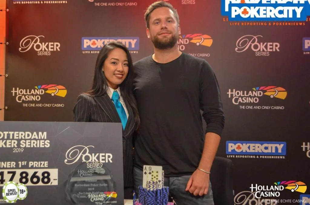 © 2026 Pokercity | Winnaar €3.250 NLH High Roller 8-Max re-entry: Bart Lybaert | 2019/04 - Rotterdam Poker Series - €3.250 NLH High Roller 8-Max re-entry Winnaar €3.250 NLH High Roller 8-Max re-entry: Bart Lybaert | 2019/04 - Rotterdam Poker Series - €3.250 NLH High Roller 8-Max re-entry