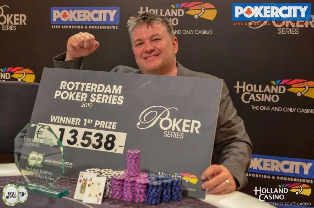 © 2026 Pokercity | Winnaar €1.290 NLH PSKO 8 Max : Simon Taberham | 2019/04 - Rotterdam Poker Series - €1.290 NLH PSKO 8 Max Winnaar €1.290 NLH PSKO 8 Max : Simon Taberham | 2019/04 - Rotterdam Poker Series - €1.290 NLH PSKO 8 Max